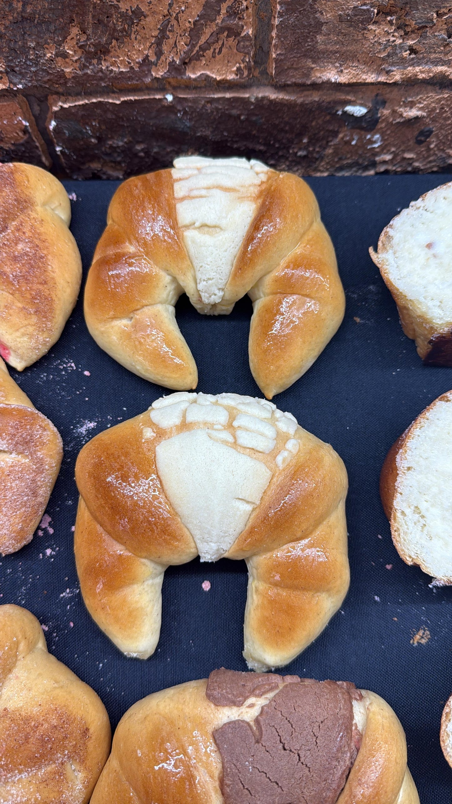 Cuernitos (horns sugar and cinnamon coated)