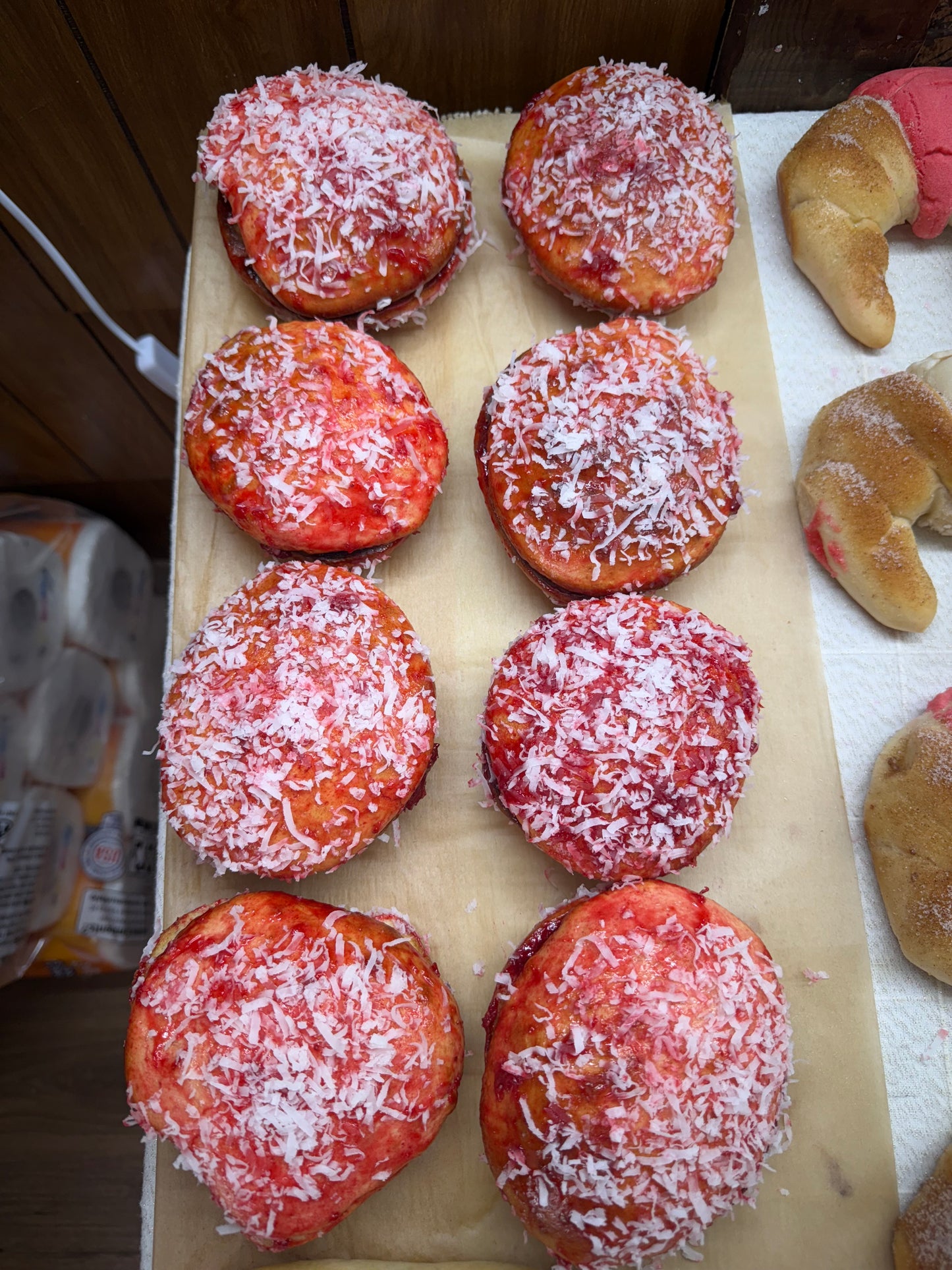 Besos de fresa y coco (strawberry and coconut kiss)