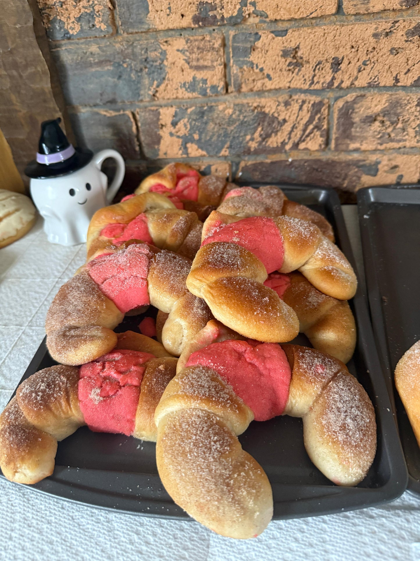 Cuernitos (horns sugar and cinnamon coated)