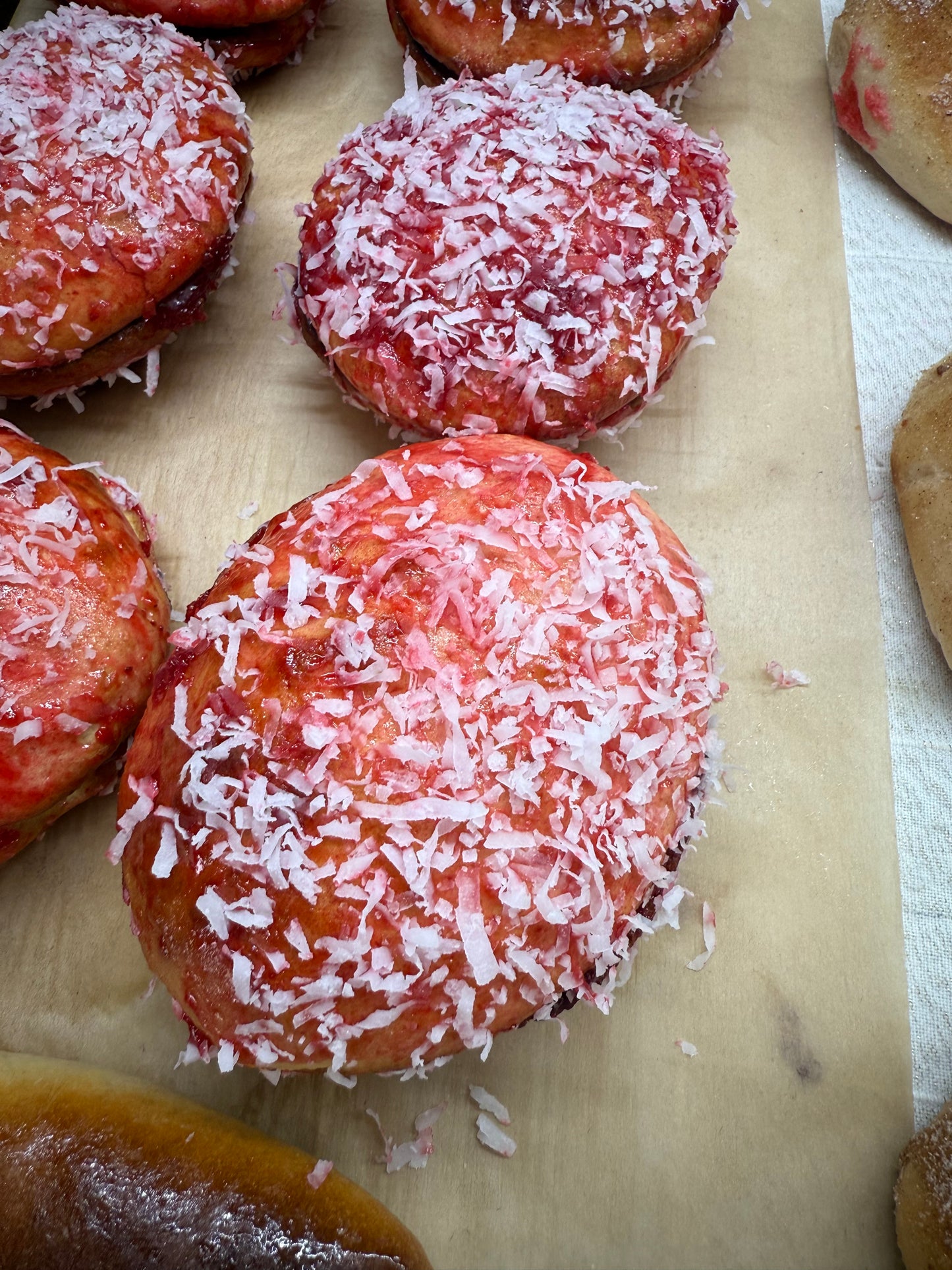 Besos de fresa y coco (strawberry and coconut kiss)